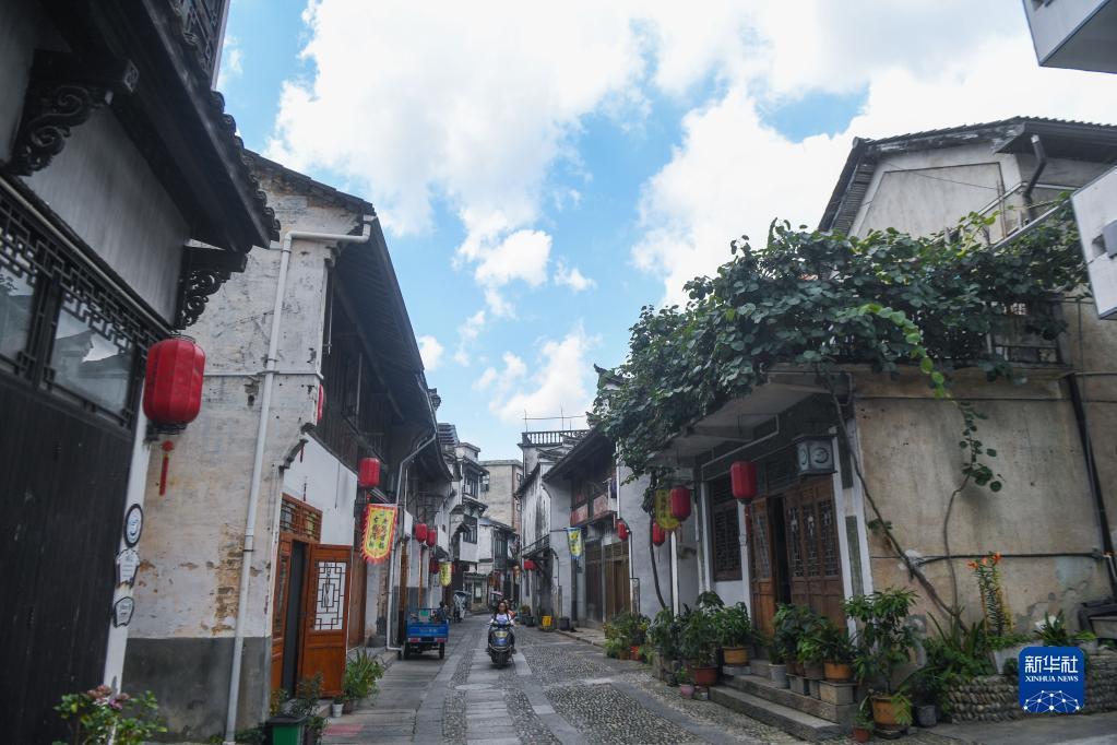 为躲避战乱,整个村子290多人“藏”在山洞,一住就是300多年
